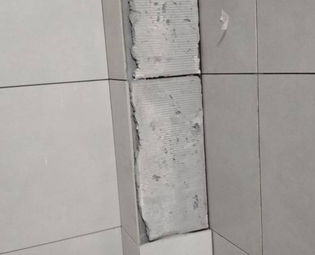 黄石港瓷砖空鼓维修公司分享下瓷砖施工前基层浇水润湿程度不足，可能导致以下问题