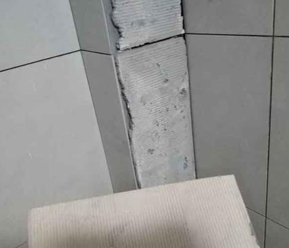 黄石港瓷砖空鼓维修公司分享下厨房瓷砖脱落的补救措施。